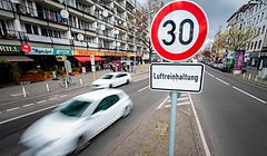PRODUKTION - 14.04.2021, Berlin: Eine Verkehrsschild weißt auf die Geschwindigkeitsbegrenzung von 30 km/h hin. Darunter hängt ein Schild mit der Aufschrift «Luftreinhaltung». Die Verkehrsminister von Bund und Ländern wollen bei ihrer turnusgemäßen Frühjahrskonferenz von Donnerstag (15.04.2021) auch über eine Lösung der seit über einem Jahr blockierten Novelle der Straßenverkehrsordnung beraten. Foto: Fabian Sommer/dpa +++ dpa-Bildfunk +++
