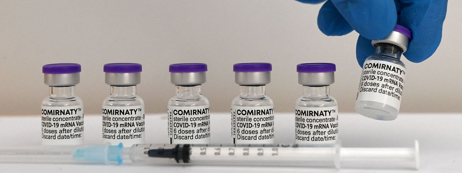 Les cas d'effets indésirables restant largement minoritaires, le gouvernement n'entend pas revoir l'usage fait des quatre vaccins validés par l'Agence européenne des médicaments.