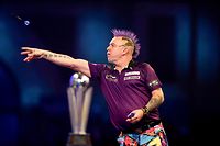 01.01.2020, Großbritannien, London: Darts: WM, Finale: Die Sid Waddell-Trophy steht im Alexandra Palace. Dartspieler Peter Wright (Schottland) in Aktion. Foto: Steven Paston/PA Wire/dpa +++ dpa-Bildfunk +++