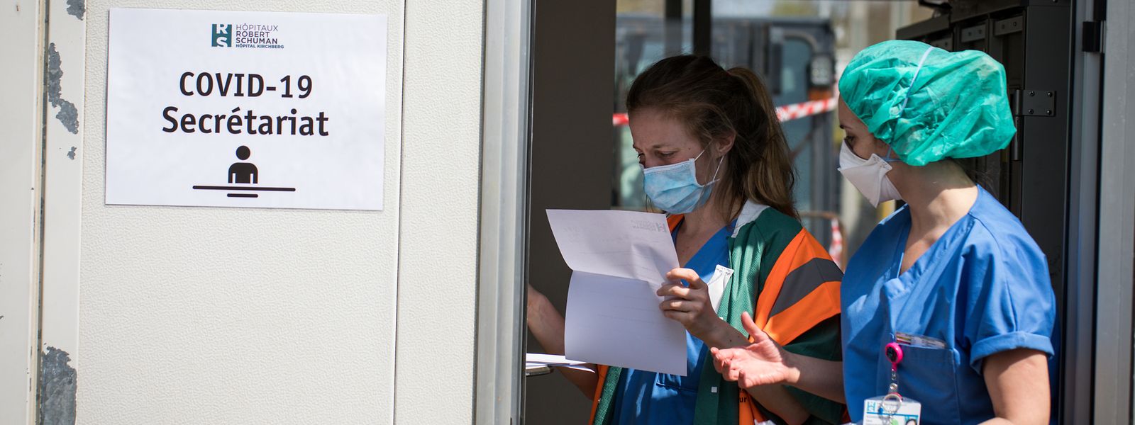 Jeder der ein Krankenhaus betritt muss eine Gesichtsmaske tragen und die Hände desinfizieren. Außerdem misst eine Krankenpflegerin die Temperatur. So soll verhindert werden, dass es im Krankenhaus zu Ansteckungen mit dem SARS-CoV-2-Virus kommt. 