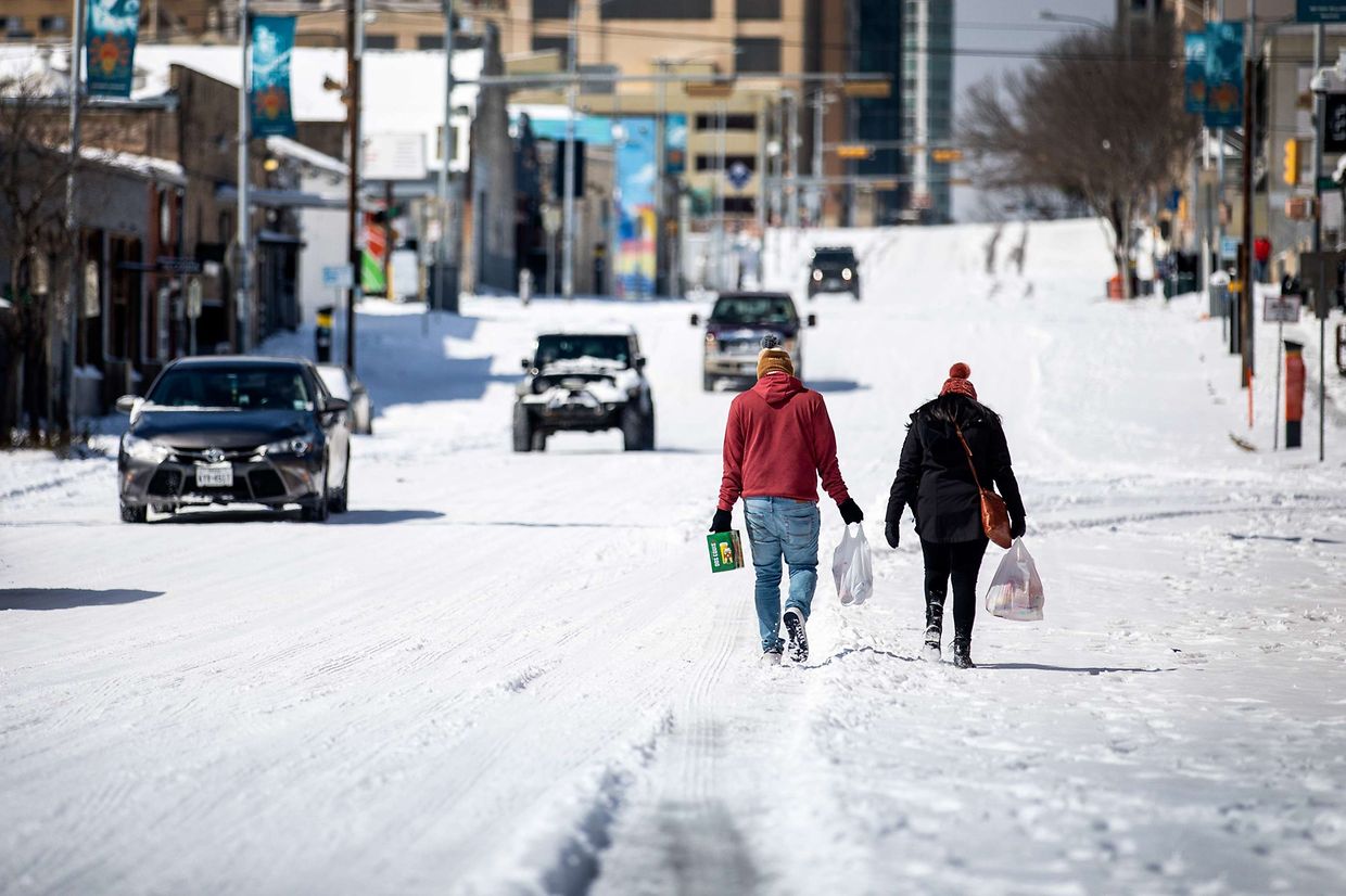 Vaga de frio sem precedentes está a paralisar o Texas. População está há vários dias sem energia e aquecimento.