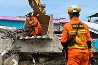 18.01.2021, Indonesien, Mamuju: Nach einem Erdbeben suchen Such- und Rettungsmannschaften mit schwerem Gerät in den Trümmern eines eingestürzten Krankenhausgebäudes nach Opfern. Drei Tage nach dem Erdbeben auf der indonesischen Insel Sulawesi ist die Zahl der Opfer um acht auf 81 gestiegen. Foto: Hariandi Hafid/ZUMA Wire/dpa +++ dpa-Bildfunk +++