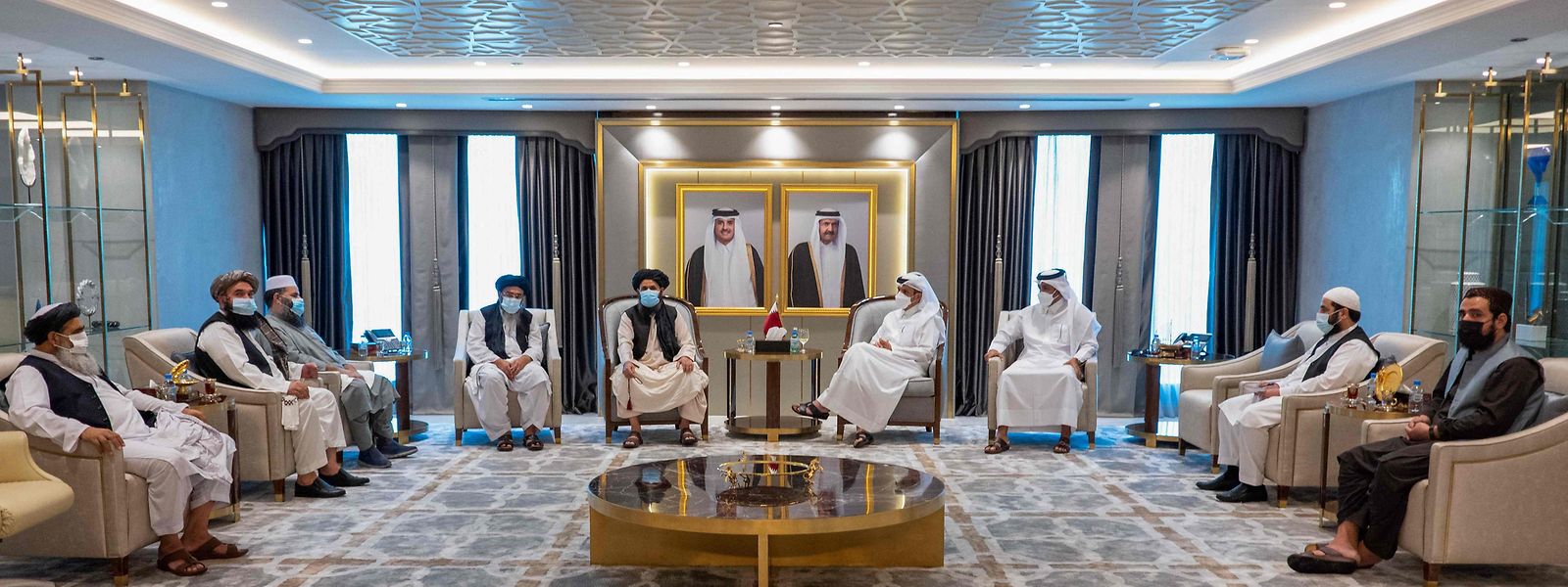 Vertreter der Taliban und Mitglieder des katarischen Außenministeriums bei Verhandlungen in Doha.