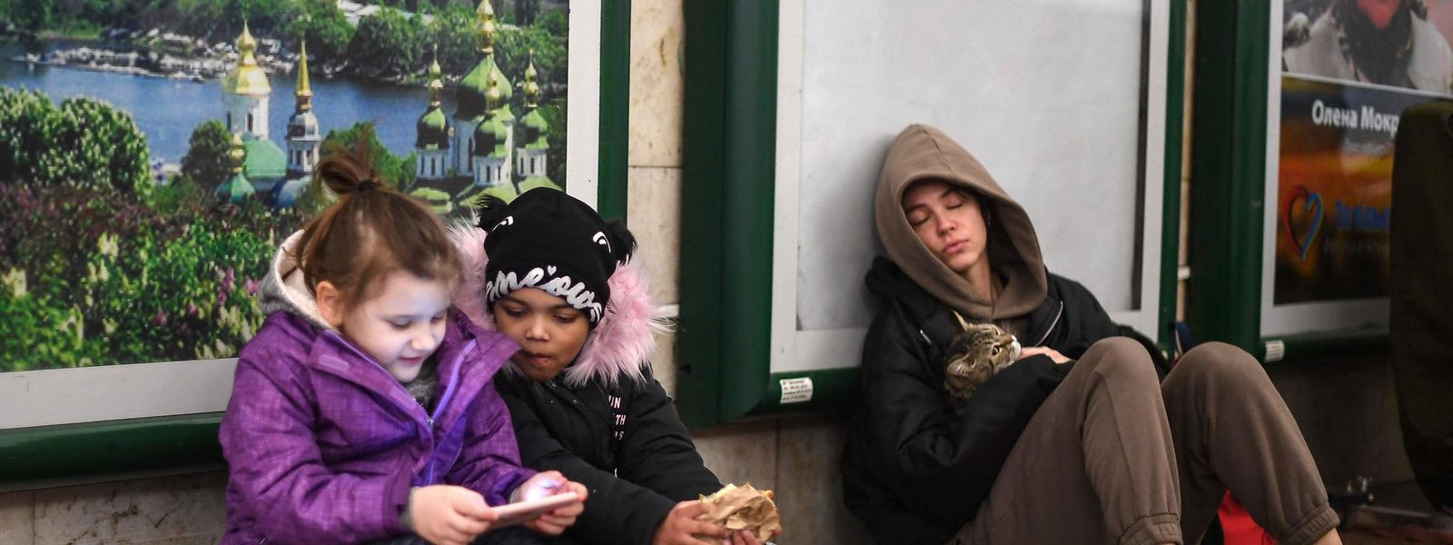 Família espera na estação de Kiev, Ucrânia. 