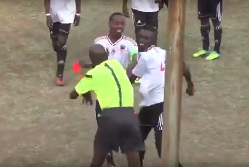 Wüste Schlägerei: Schiedsrichter teilt nach Roter Karte aus