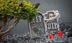 Zur Halloween-Zeit richtet die Familie Morais-Lopes Grabsteine im Vorgarten auf.