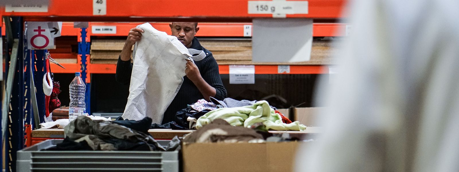 Im Centre national de tri werden die Kleiderspenden der Caritas und der Croix-Rouge sortiert. Später werden die Stücke dann in diversen Ausgabezentren an Bedürftige verteilt.