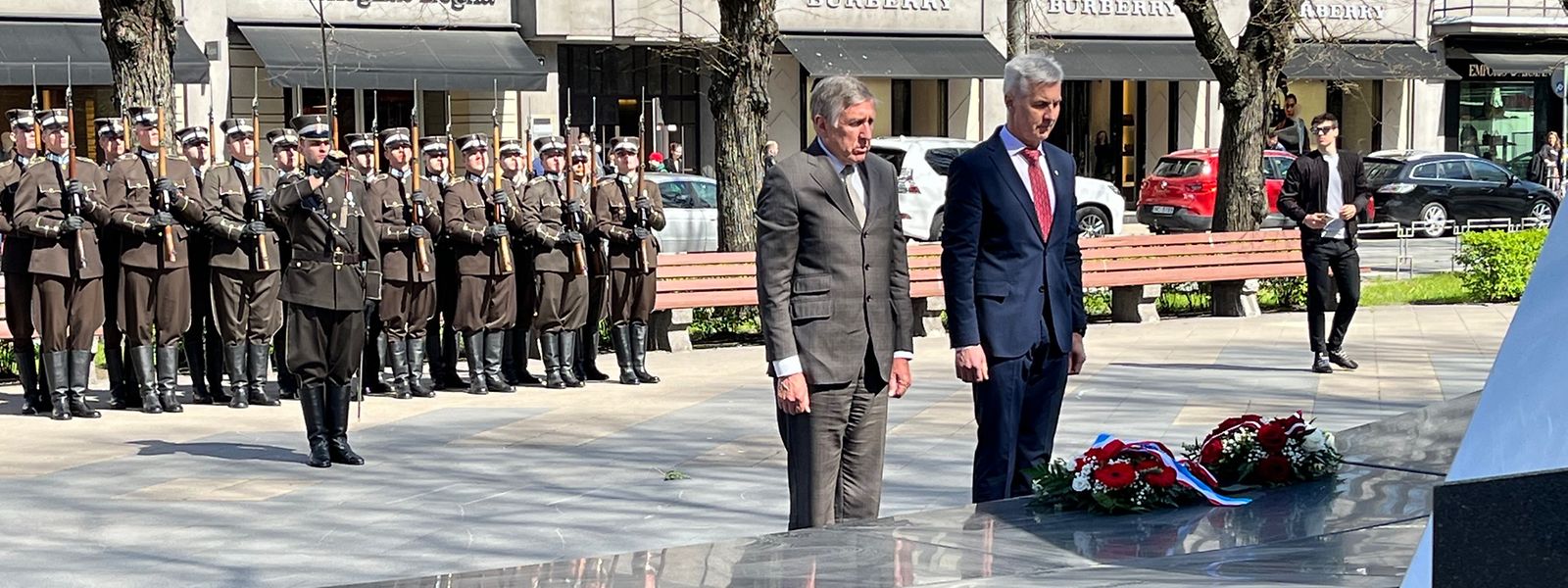 Réception avec les honneurs militaires au monument du Colonel Kalpaks : le ministre des Armées et vice-Premier ministre François Bausch (à g.) avec son homologue letton Artis Pabriks.