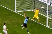 Golo de Cavani no jogo entre Uruguai e Portugal no Mundial 2018, em Sochi, na Rússia. 
