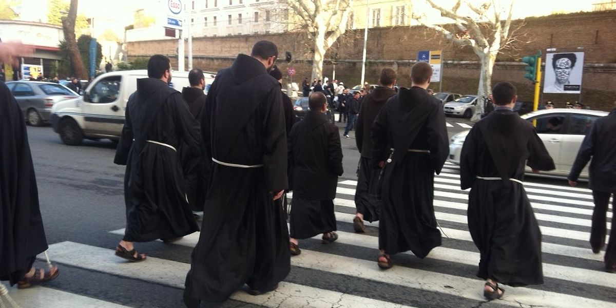 Franziskanerpatres auf dem Weg zum Petersplatz.