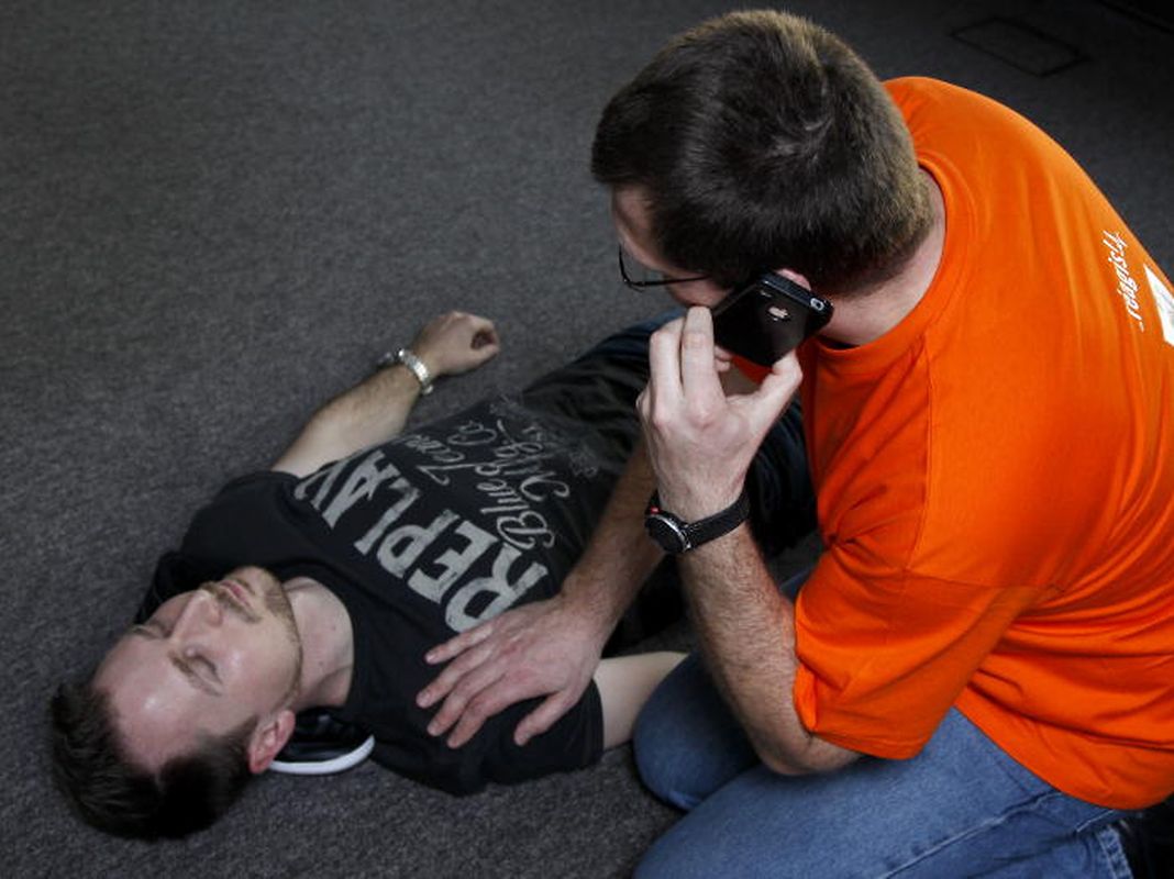 3) Hilfe verständigen: Beim Verdacht eines Herzstillstands sollte sofort der Notruf 112 kontaktiert werden. Dabei sollten Aufenthaltsort und Zustand des Opfers mitgeteilt und den Anweisungen des 112 gefolgt werden.