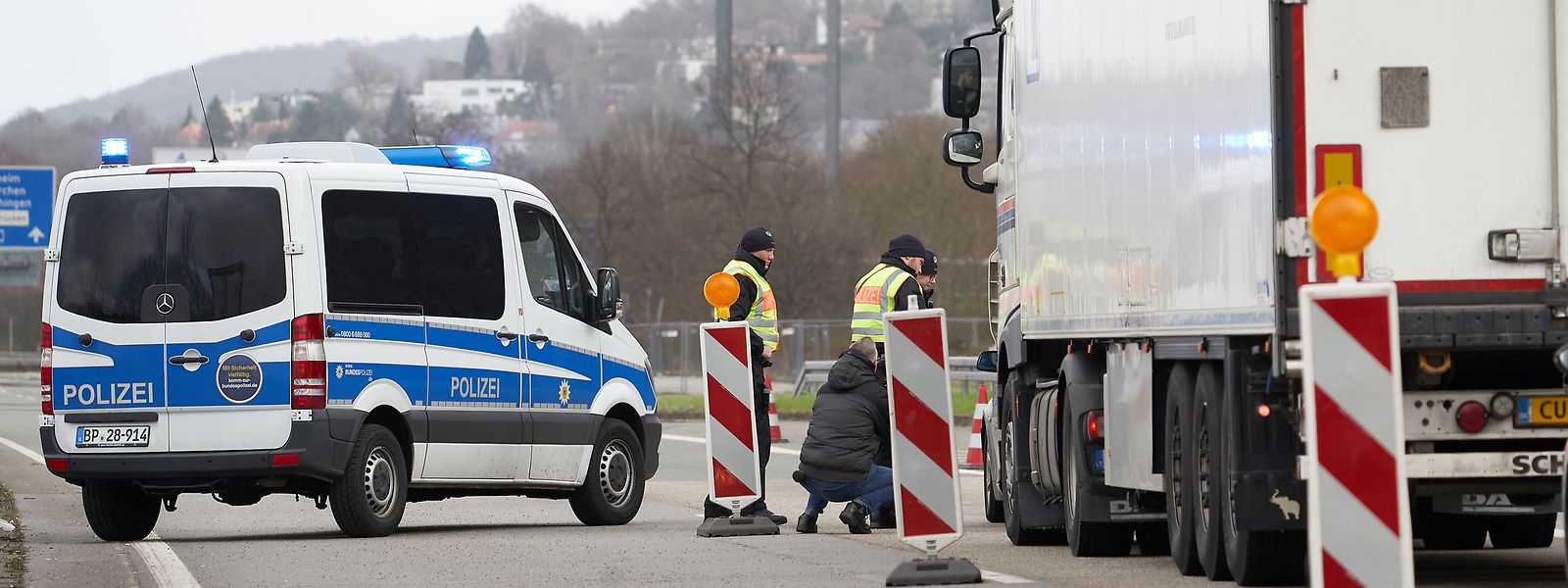 Polizeibeamte kontrollieren am Grenzübergang Goldene Bremm stichprobenartig den aus Frankreich einfahrenden Grenzverkehr. 