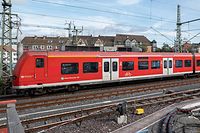 11.10.2019, Niedersachsen, Hannover: Ein Zug fährt über eine erneuerte Eisenbahnbrücke am Hauptbahnhof. Die Deutsche Bahn will in den kommenden zehn Jahren bundesweit rund 2000 Eisenbahnbrücken mit einem Aufwand von 4,5 Milliarden Euro erneuern. Dies kündigte der DB-Infrastrukturvorstand in Hannover bei der Inbetriebnahme der 875. seit 2015 sanierten Bahnbrücke an. Foto: Peter Steffen/dpa +++ dpa-Bildfunk +++