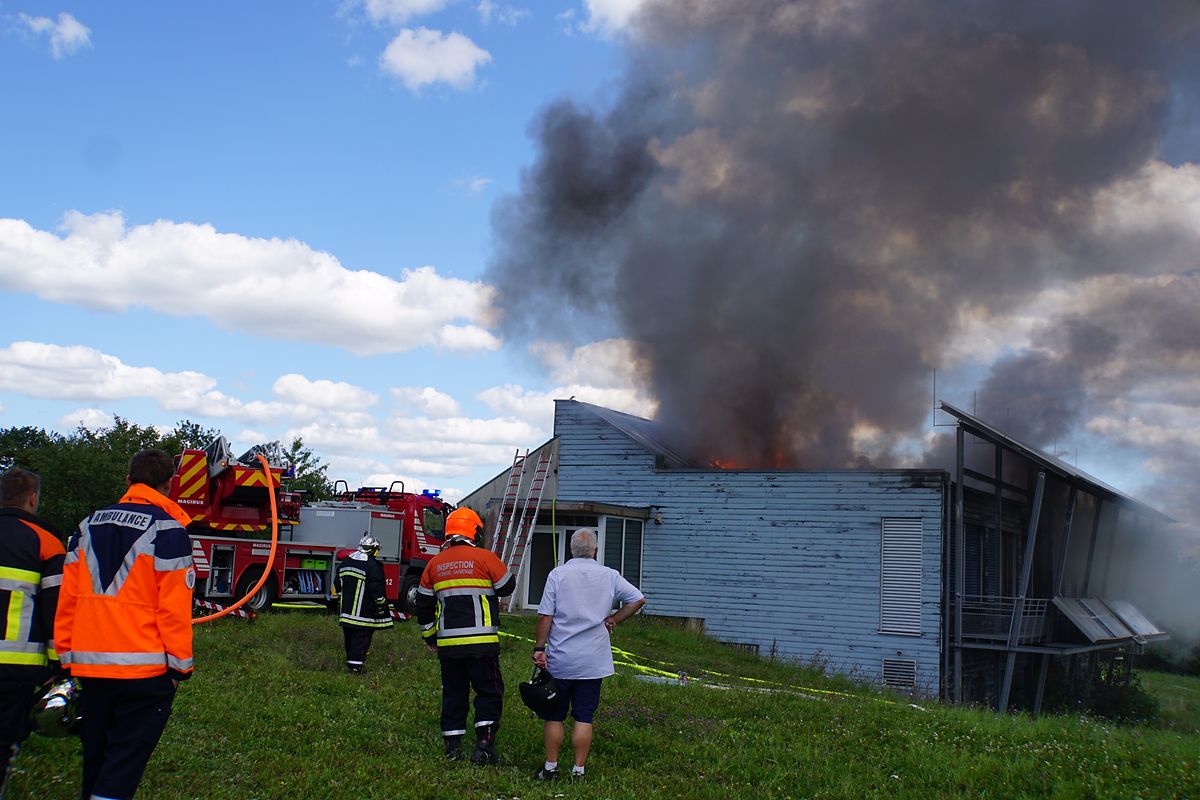 Trotz eines raschen Einsatzes konnten Feuerwehrkräfte nicht verhindern, dass das Gebäude völlig zerstört wurde.