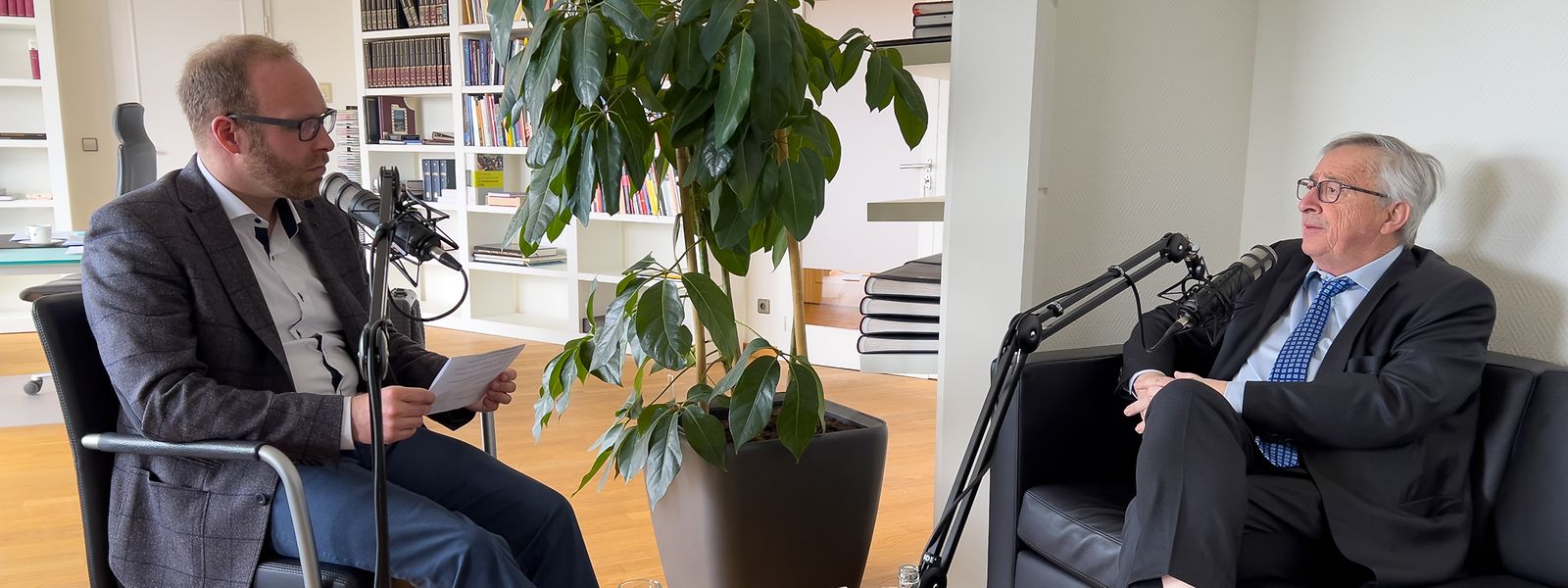 Jean-Claude Juncker (rechts) empfing die LW-Journalisten Michael Merten (links), Christophe Olinger und Marc Blasius zum Gespräch in seinem Büro nahe der Gëlle Fra.