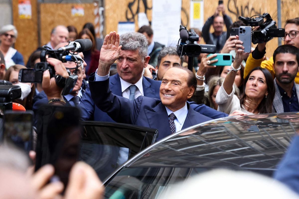 Ex-Premier Silvio Berlusconi vor der Stimmabgabe.