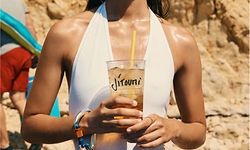 Für einen modischen Auftritt die wichtigsten Utensilien sicher am Haken: Geldbörse aus Nubukleder mit Öse von Jérôme Dreyfuss, um 100 Euro. 