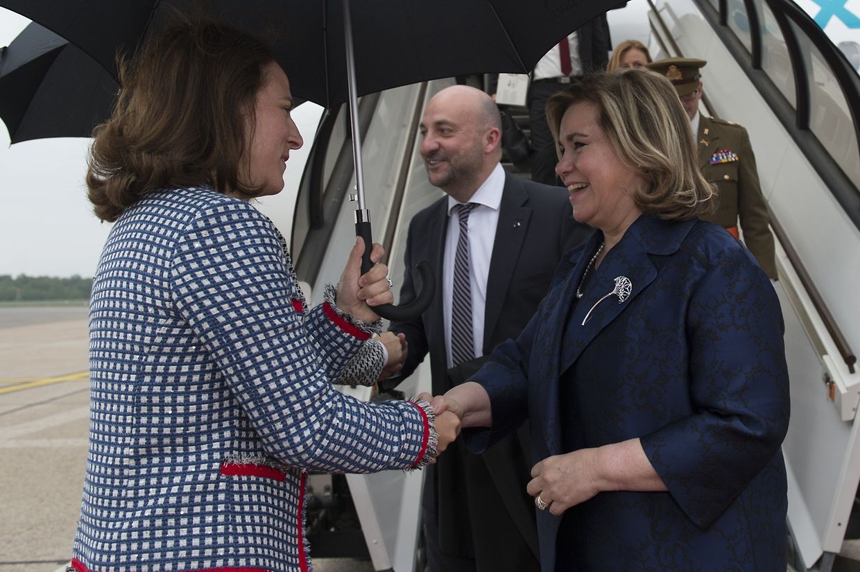 Ankunft in Luxemburg: Familienministerin Corinne Cahen begrüßt Großherzogin Maria Teresa und Wirtschaftsminister Etienne Schneider.