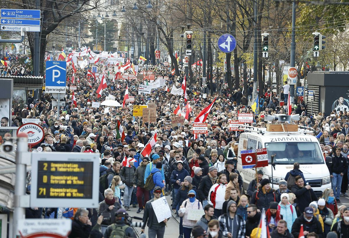 Zehntausende Menschen nahmen in Wien an einer Demonstration gegen die Coronavirus-Beschränkungen des Landes teil.