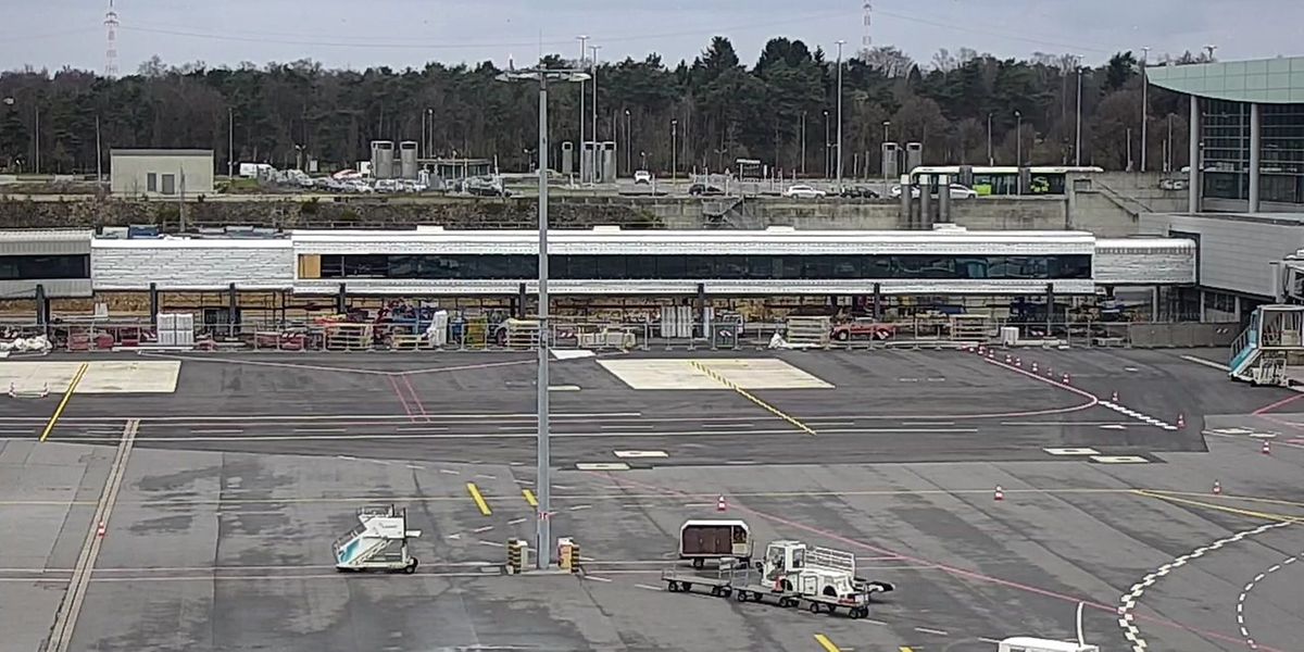 Die Passerelle wird das Terminal A des Flughafens mit dem Terminal B verbinden, das zum Sommer wiedereröffnet wird.