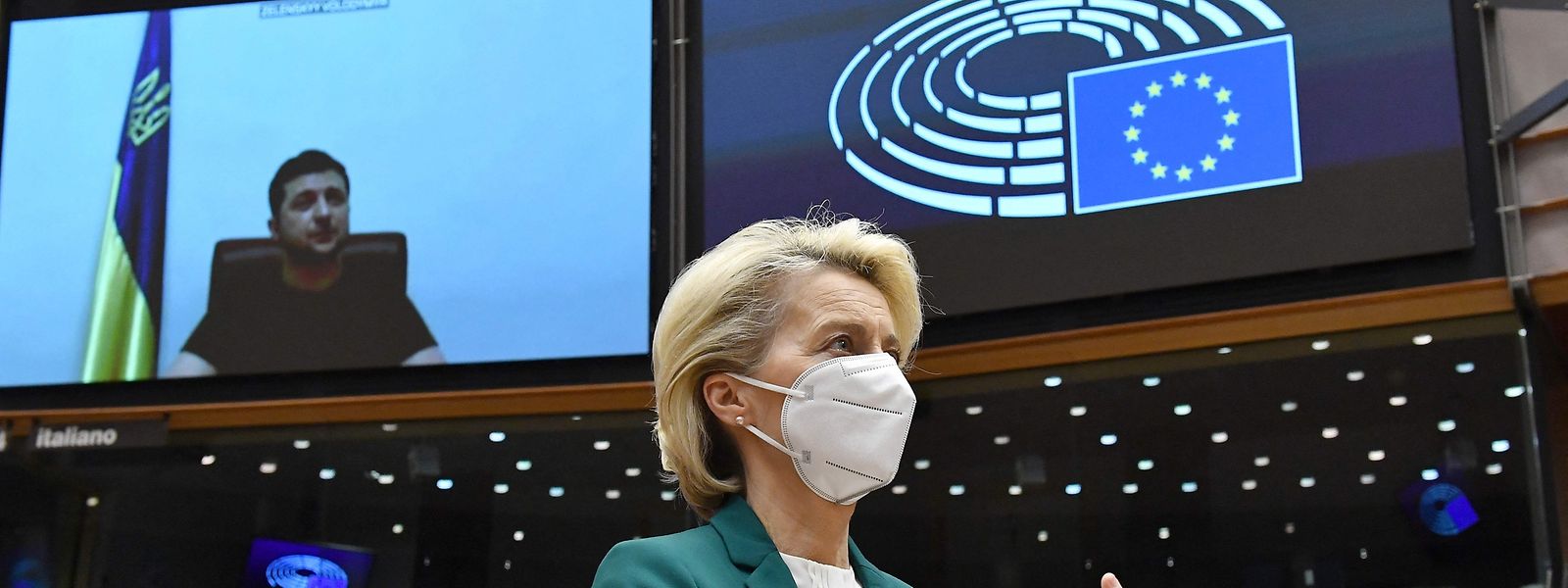 A presidente da Comissão Europeia, Ursula von der Leyen, aplaude o discurso de Volodymyr Zelensky, o presidente ucraniano, que discursou esta terça-feira por videoconferência no Parlamento Europeu.