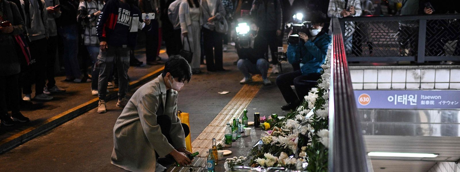 Mais de 150 pessoas morreram numa debandada num desfile da Halloween, na capital sul-coreana, no sábado passado.