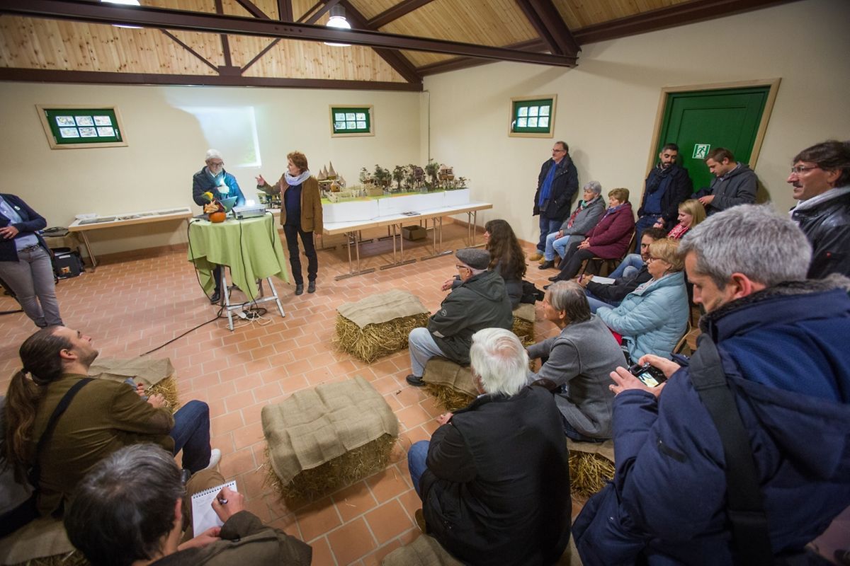 Die Vorstellung erfolgte im Bauernhof des Tierparks. 
