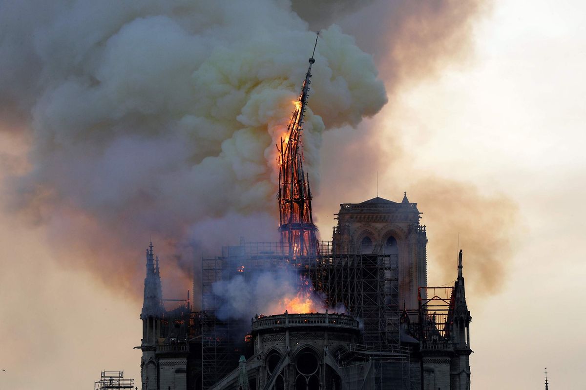 Die Turmspitze der Kathedrale brach bei dem Feuer, zusammen mit dem restlichen Gebälk, in sich zusammen.