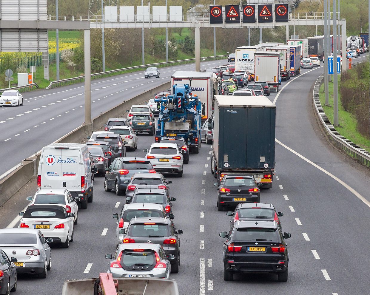 Belagarbeiten auf der Autobahn Arlon-Luxemburg behindern den Verkehrsfluss zwischen Strassen und Cessingen.