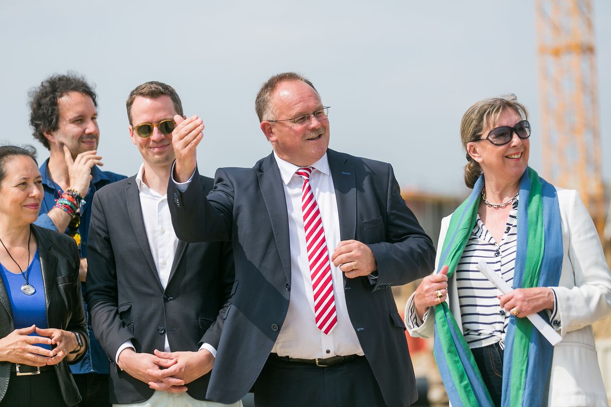 Zufrieden über den Fortschritt bei den Arbeiten zeigten sich Sportminister Romain Schneider und Bürgermeister Lydie Polfer bei der Baustellenbesichtigung.