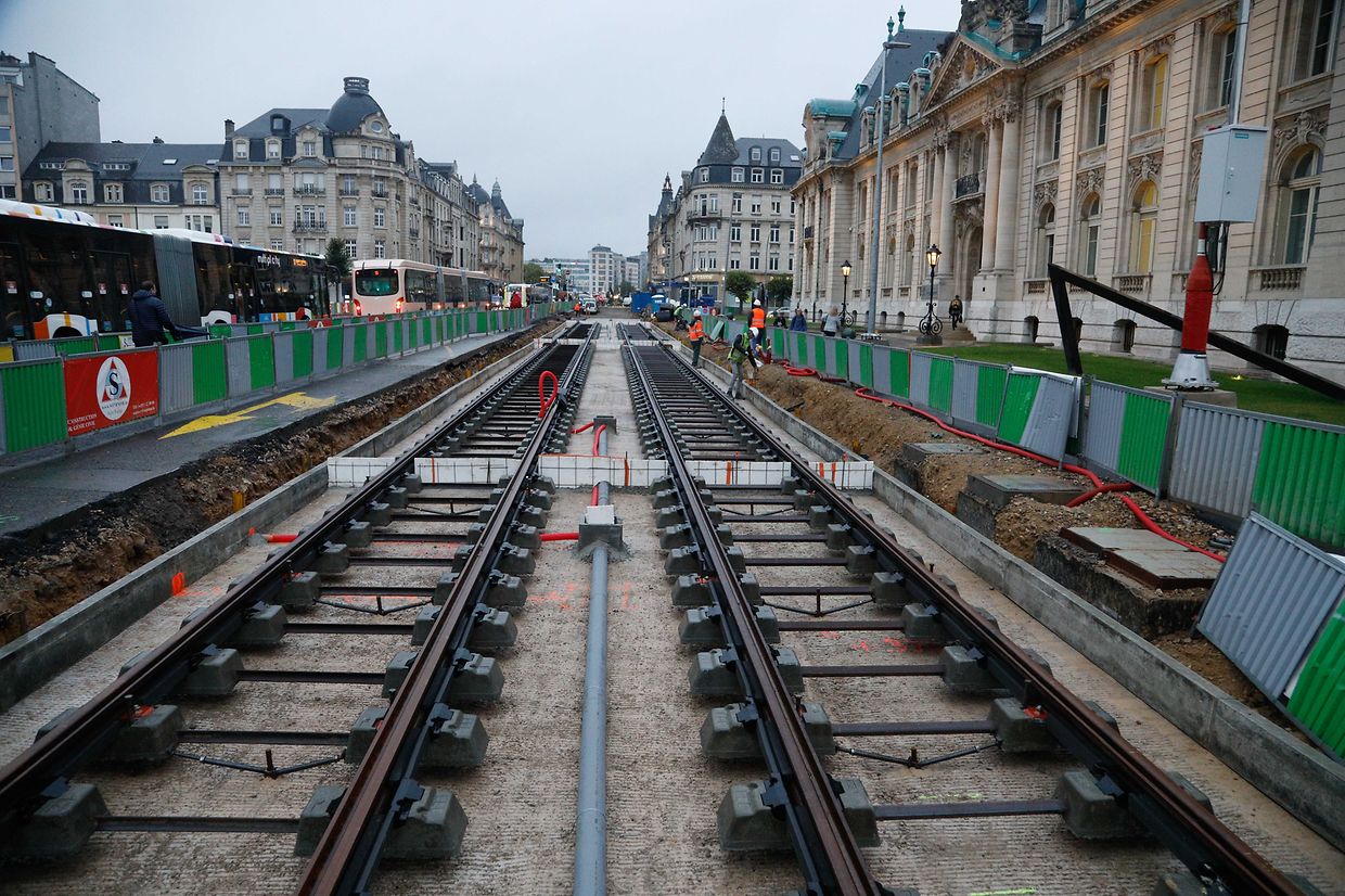 Lokales, online.fr, online.de, beim Gebäude Arcelor place des Martyrs, Legung der Schienen, Verkehr, Mobilität, Tram, öffentlicher Transport, Foto: Anouk Antony/Luxemburger Wort