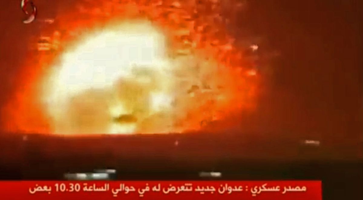 Bilder, die von dem syrischen Fernsehsender Al-Ekhbariya Al-Souriya ausgestrahlt wurden, zeigen angeblich Luftschläge gegen Ziele im Zentrum Syriens, bei denen 26 regimetreue Kämpfer zu Tode gekommen sein sollen. 