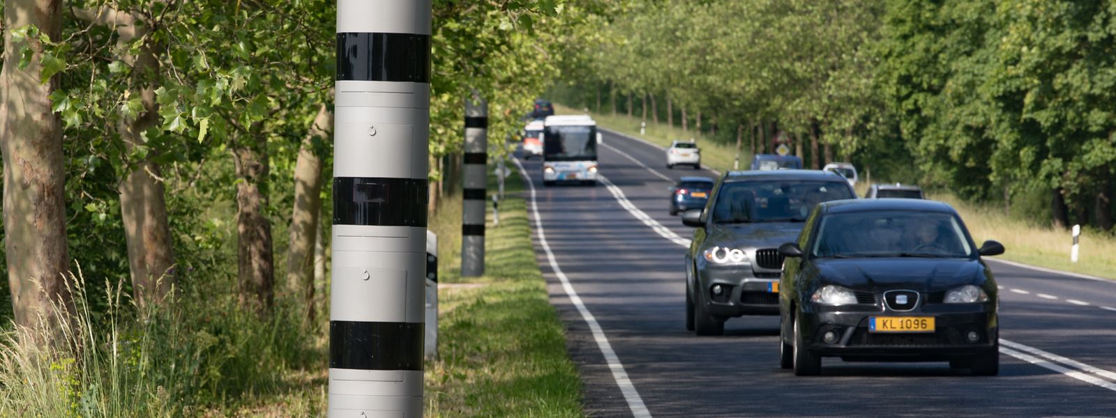 Die neue Anlage zwingt Autofahrer dazu, sich drei Minuten lang an die Geschwindigkeitsbegrenzung von 90 km/h zu halten. Für Lastwagen über 7,5 Tonnen, Busse und Fahrzeuge mit Anhänger liegt die zulässige Höchstgeschwindigkeit auf dem 3,8 Kilometer langen Abschnitt bei 75 km/h. 
