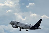 An aircraft of the German airline Lufthansa starts from "Franz-Josef-Strauss" airport in Munich, southern Germany, on June 25, 2020, amid the novel coronavirus Covid-19 pandemic. - German airline Lufthansa was poised to clear a key shareholder vote on its nine billion euro ($10 billion) state rescue on June 25, 2020, boosted by the EU's green light and the last-minute backing of a billionaire investor who had the power to veto the plan. (Photo by Christof STACHE / AFP)