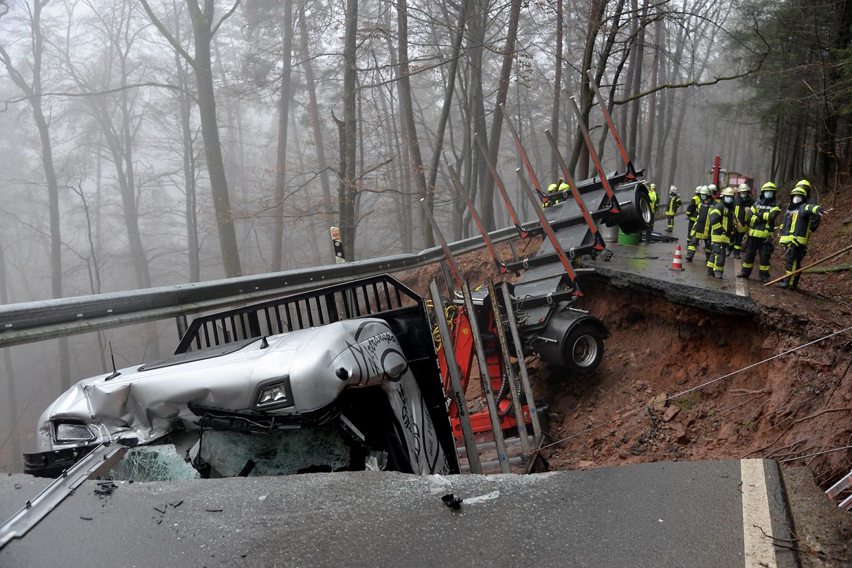 In der Straße hatte sich ein Krater gebildet, in den der Lastwagen und ein Auto beim Befahren der Straße gerutscht sind. Zwei Personen sind verletzt ins Krankenhaus gebracht worden.
