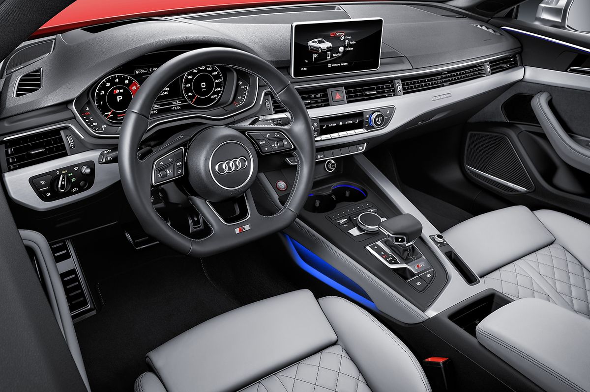 Bereits aus anderen Audi-Modellen ist die horizontal orientierte Architektur im Interieur mit durchgehendem Luftdüsenband bekannt.