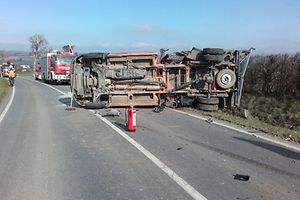 La camion s'est retourné en travers de la route.