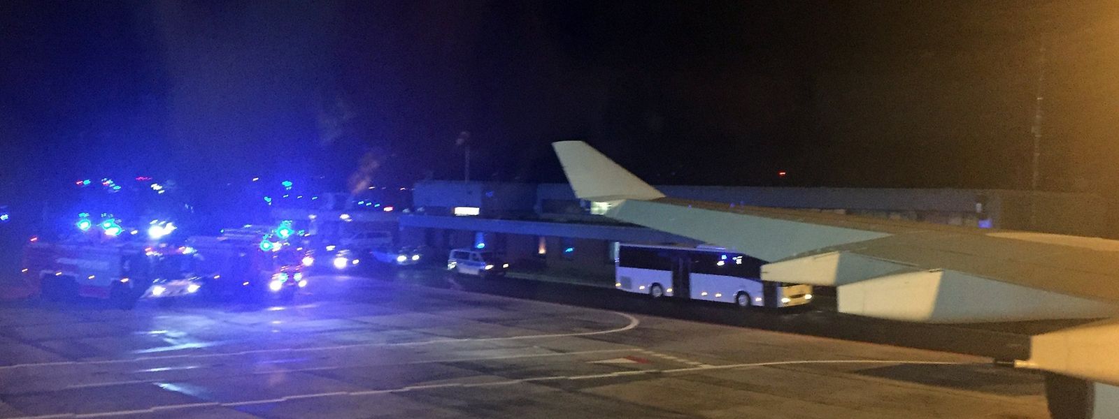 Köln: Wagen der Feuerwehr stehen auf dem Rollfeld des Flughafens in Köln am Kanzler-Airbus «Konrad Adenauer» mit der Kanzlerin an Bord. Wegen eines technischen Defekts am Kanzler-Airbus «Konrad Adenauer» hat Kanzlerin Merkel ihren Flug von Berlin zum G20-Gipfel in Buenos Aires am Donnerstagabend unterbrechen müssen.