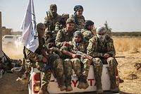 12.10.2019, Syrien, Mabrouka: Von der Türkei unterstützte Rebellen der Syrischen Nationalarmee fahren mit einem Pick-up nahe der Grenze zwischen Syrien und der Türkei. Foto: Anas Alkharboutli/dpa +++ dpa-Bildfunk +++