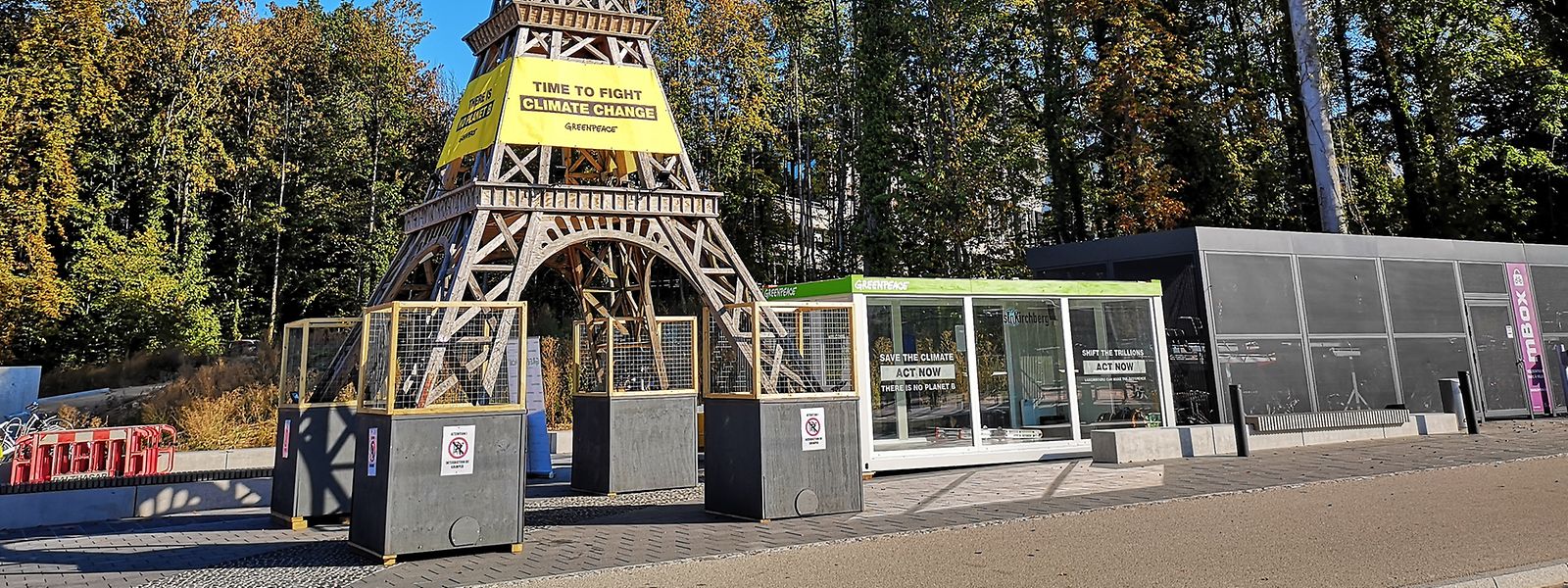 Die Miniatur des Eiffelturms soll an die Klimaziele des Pariser Abkommens erinnern.