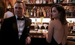 HANDOUT - 16.08.2019, Großbritannien, ---: Daniel Craig als James Bond und Ana de Armas als Paloma in einer Szene des Films "James Bond 007 - Keine Zeit zu sterben" (undatierte Filmszene). Der Film kommt am 30.09.2021 in die deutschen Kinos. (zu dpa-Kinostarts - Wiederholung am 29.09.2021) Foto: Nicola Dove/Universal Pictures/dpa - ACHTUNG: Nur zur redaktionellen Verwendung im Zusammenhang mit einer Berichterstattung über den Film und nur mit vollständiger Nennung des vorstehenden Credits +++ dpa-Bildfunk +++