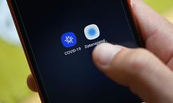 A man uses the Robert Koch Institute's coronavirus app 'Corona-Datenspende' (Corona Data Donation) on his smartphone in Dortmund, western Germany, on April 27, 2020 amid the novel coronavirus COVID-19 pandemic. - German Robert Koch Institute, responsible for disease control and prevention, developped an app to help to provide information and detect infections with the SARS-CoV-2 coronavirus which causes the Covid-19 disease. (Photo by Ina FASSBENDER / AFP)