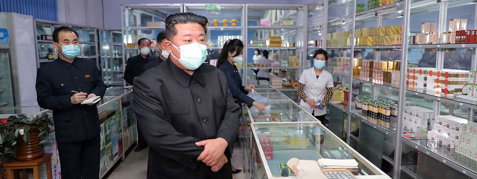O líder Kim Jong Un em visita a uma farmácia em Pyongyang. 