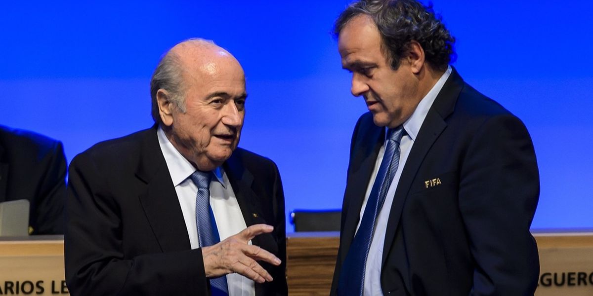 Michel Platini (à dr.), ici avec Sepp Blatter, serait entendu dans les locaux de l'Office anticorruption de la police judiciaire à Nanterre