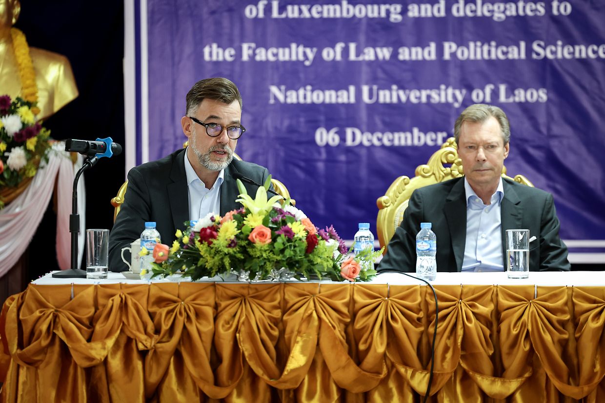 Minister Fayot und Großherzog Henri in der Rechtsfakultät von Ventiane.