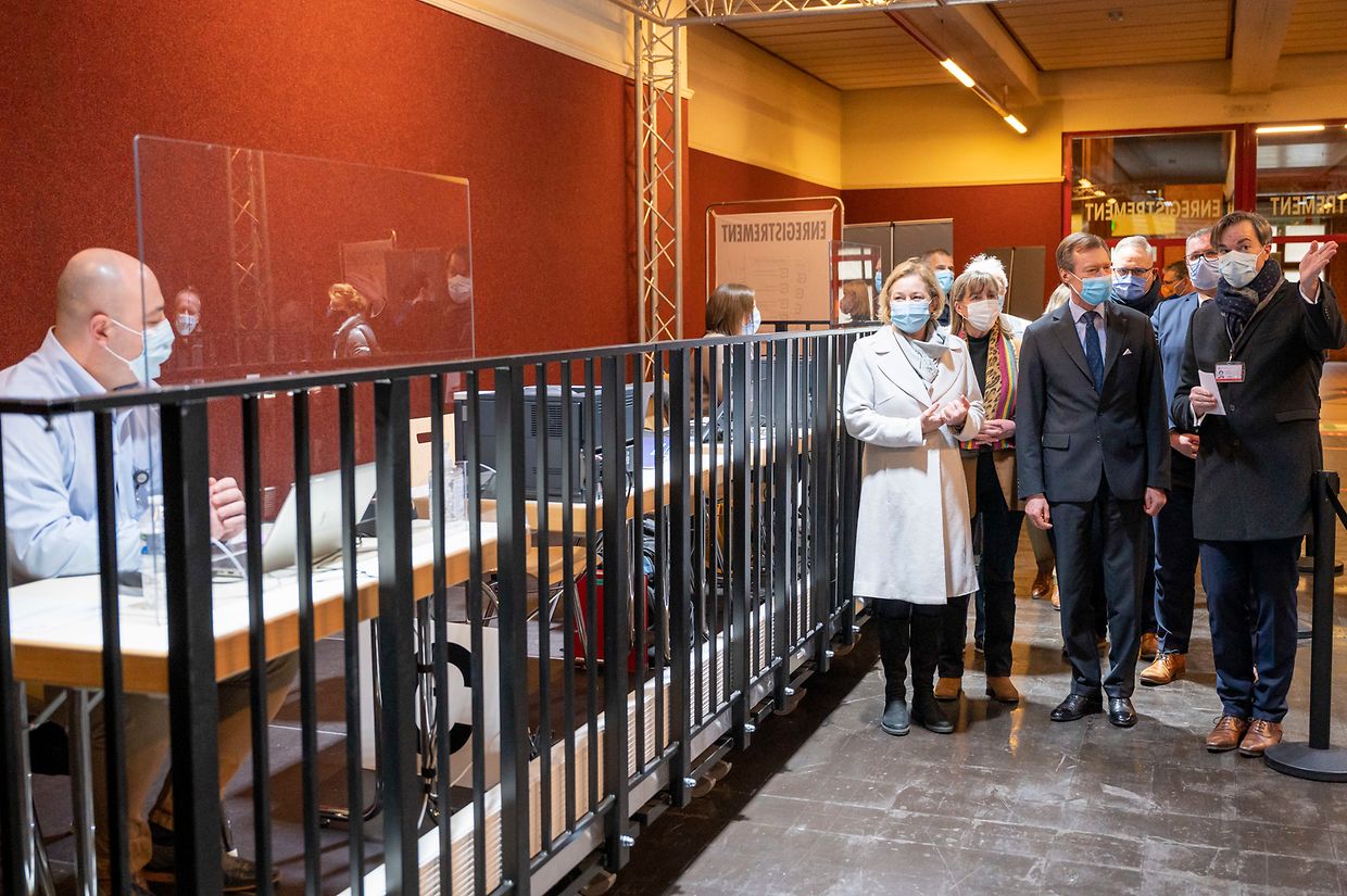 (de g. à dr.) n.c. ; Paulette Lenert, ministre de la Santé ; Lydie Polfer, bourgmestre de la Ville de Luxembourg ; Luc Feller, Haut Commissaire à la protection nationale