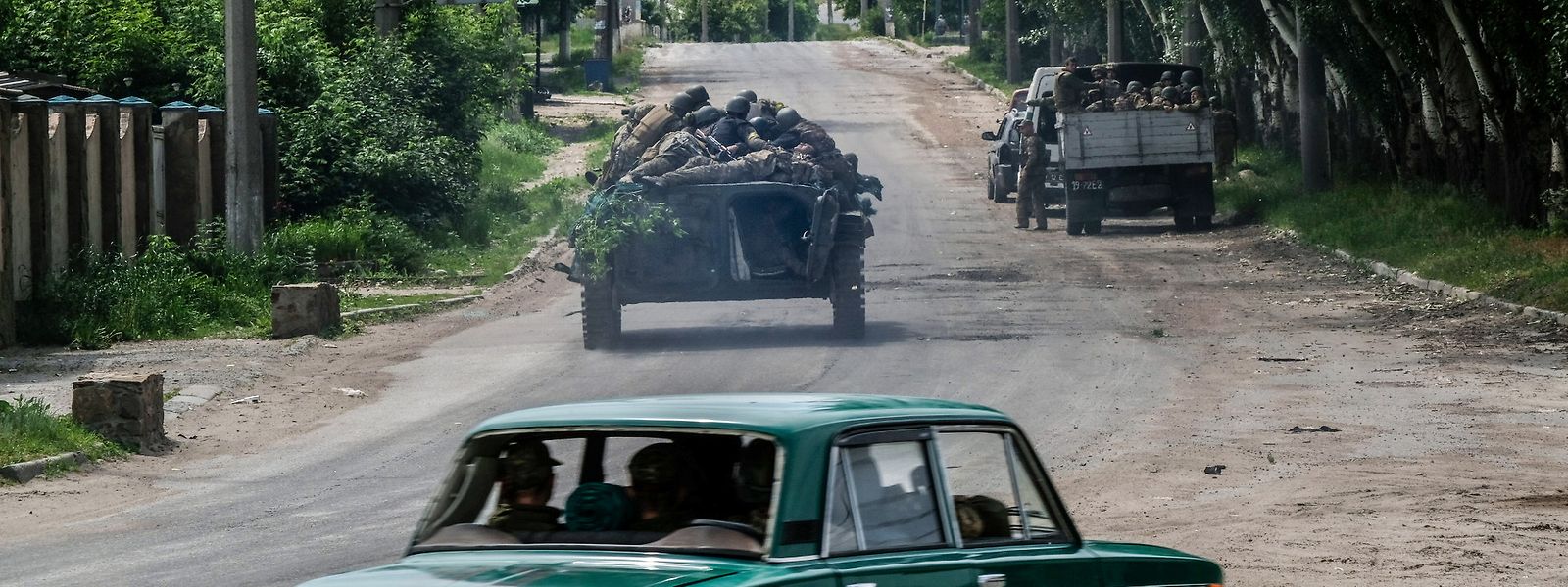 Soldaten liegen auf einem Panzer und sitzen in Fahrzeugen in den Außenbezirken der Stadt, in der Nähe von Sewerodonezk.