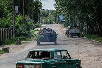 28.05.2022, Ukraine, Lyssytschansk: Soldaten liegen auf einem Panzer und sitzen Fahrzeugen in den Außenbezirken der Stadt, in der Nähe von Sewerodonezk. Lyssytschansk ist eine Stadt am rechten Hochufer des Donez in der Region Luhansk. Die Stadt ist Teil eines Ballungsgebiets, zu dem auch Sewerodonezk und Rubischne gehören; die drei Städte bilden einen der größten Chemiekomplexe der Ukraine. Lyssytschansk ist nun die Frontlinie, da die russischen Truppen die Brücke, die Sewerodonezk mit Lyssytschansk verbindet, zerstört haben. Foto: Rick Mave/SOPA Images via ZUMA Press Wire/dpa +++ dpa-Bildfunk +++