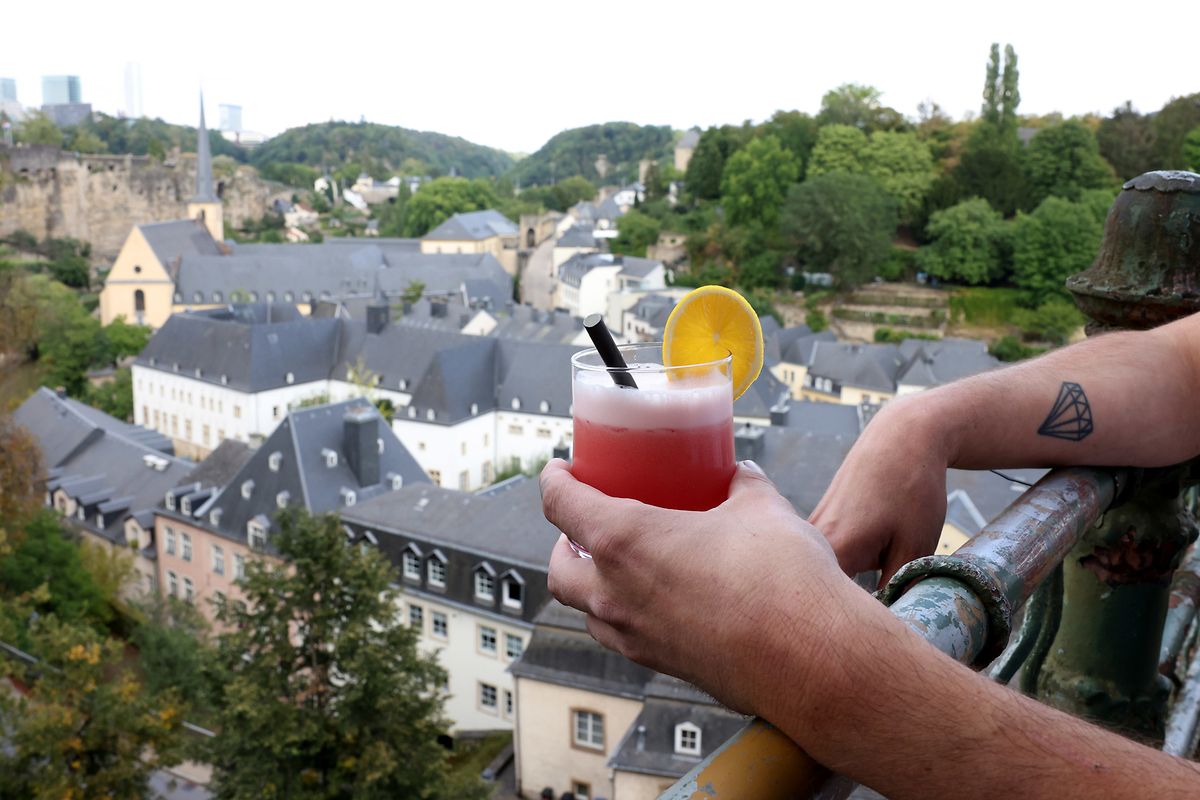 Den Blick über die Altstadt Luxemburgs schweifen lassen kann man auf der Terrasse von "De Gudde Wëllen" besonders gut. 