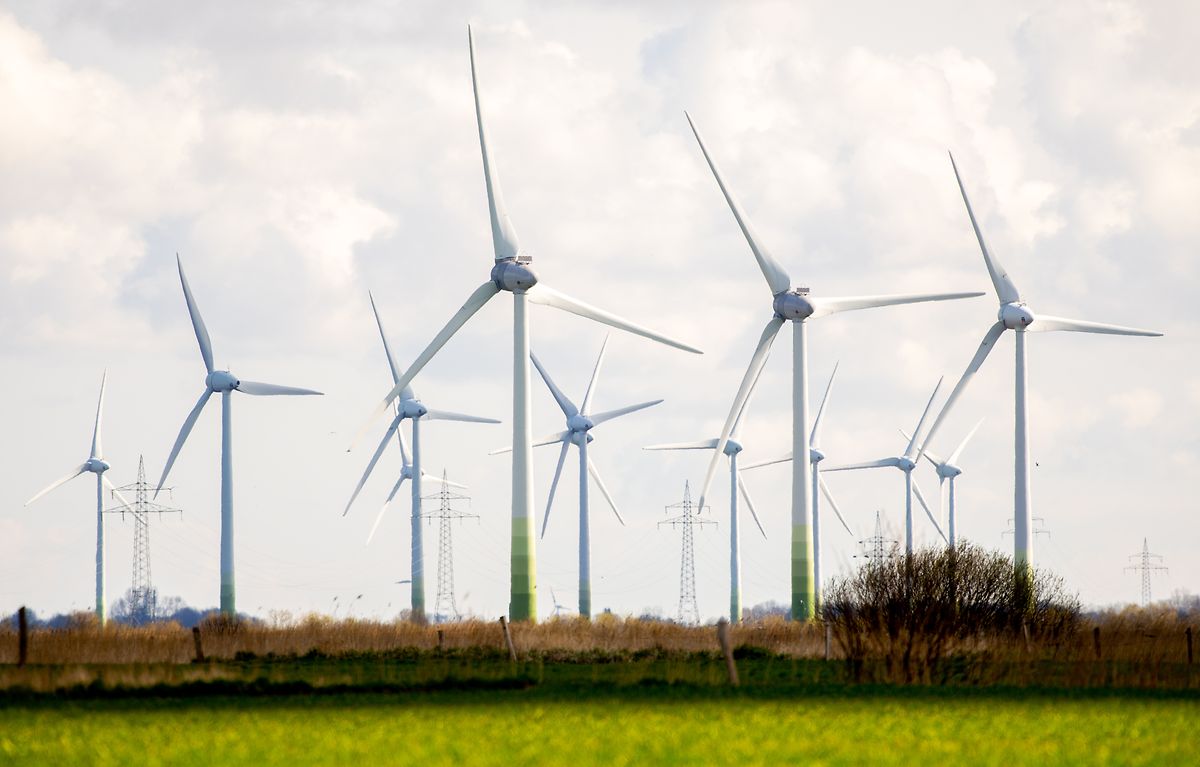 Die Kosten für Solar- und Windenergie sind laut Bericht seit 2010 um bis zu 85 Prozent gesunken, was den Ausbau erneuerbaren Energien angekurbelt hat.